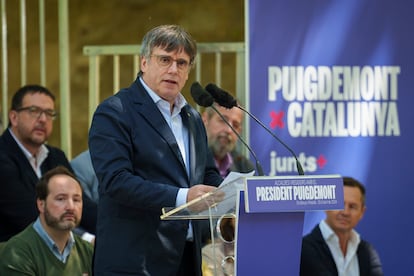 El expresidente de la Generalitat y candidato de Junts para las elecciones catalanas, Carles Puigdemont, durante un acto político en Els Banys i Palaldà (Francia).