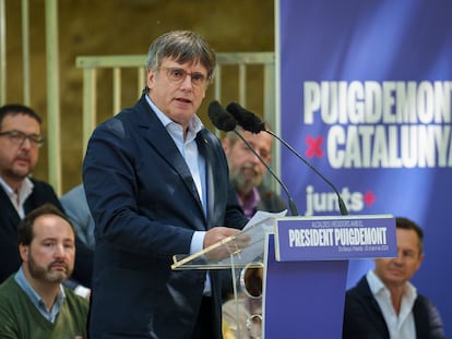 El expresidente de la Generalitat y candidato de Junts para las elecciones catalanas, Carles Puigdemont, durante un acto político en Els Banys i Palaldà (Francia).