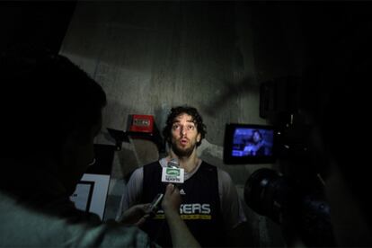 Pau Gasol atiende a los medios estadounidenses después de un entrenamiento.