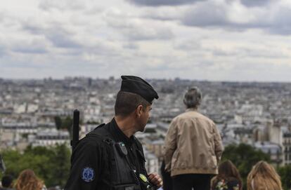  Un agente de la polic&iacute;a francesa hace guardia en el bulevar Montmartre de Par&iacute;s el 29 de junio.