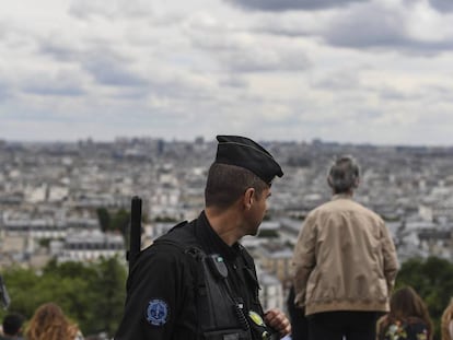  Un agente de la polic&iacute;a francesa hace guardia en el bulevar Montmartre de Par&iacute;s el 29 de junio.