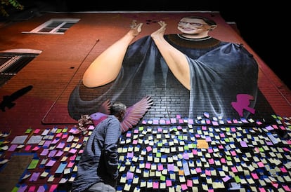 Un hombre observa los mensajes de agradecimiento y gratitud colocados en un mural en memoria de la juez de la Corte Suprema Ruth Bader Ginsburg en el centro de Washington (EE UU).