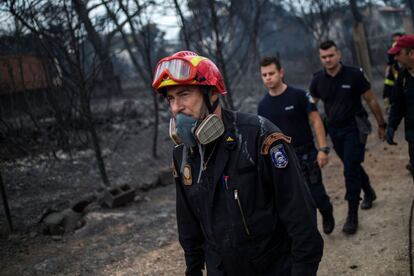 El grupo de rescate continúa la labor de búsqueda de víctimas en las zonas afectadas por el incendio en Mati (Grecia).