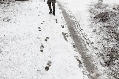 Jornada invernal de caza. Una inesperada nevada ti?e de blanco y rojo el paisaje.