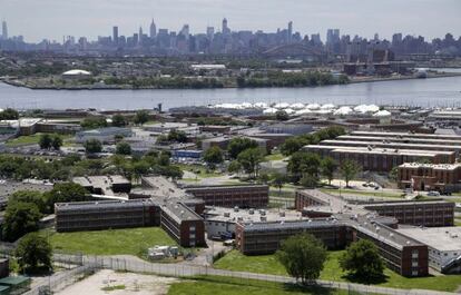La cárcel de Rikers Island en Nueva York, con Manhattan al fondo.