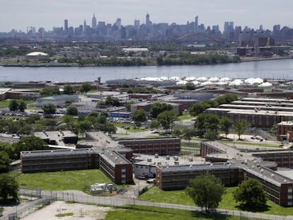 La c&aacute;rcel de Rikers Island en Nueva York, con Manhattan al fondo.