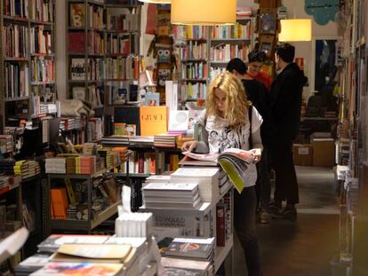 Clientes, hoy jueves, en la librer&iacute;a Panta Rhei, de Madrid.