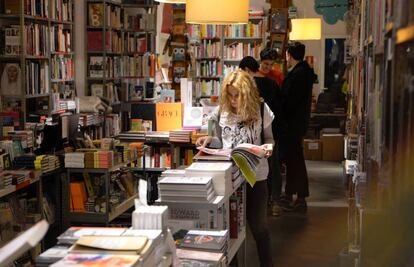 Clientes, hoy jueves, en la librer&iacute;a Panta Rhei, de Madrid.