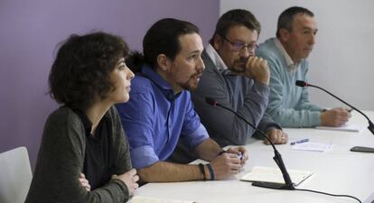 Pablo Iglesias (2i), con representantes de En Marea, En Comú Podem y Compromís Podemos.