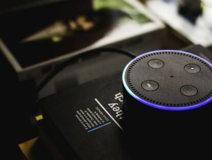 Altavoz inteligente Echo de Amazon, con Alexa.