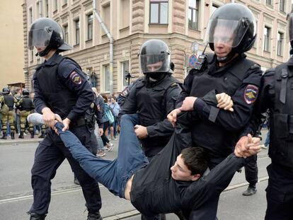 Un manifestante es detenido por cuatro policías, este domingo en San Petersburgo.
