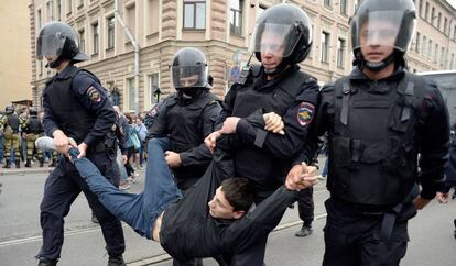 Un manifestante es detenido por cuatro policías, este domingo en San Petersburgo.