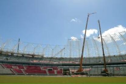 Vista de las obras del estadio Beira-Rio en la ciudad de Porto Alegre, en el sur de Brasil, que visita el 7 de octubre de 2013, el secretario general de la FIFA, Jérôme Valcke. EFE/Archivo