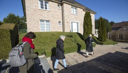 L'exconsellera Clara Ponsatí, al mig, es dirigeix a la casa de Puigdemont a Waterloo.