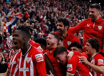 Jugadores del Athletic celebran un gol frente a la grada de San Mamés.