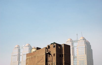 Contraste entre uma casa no humilde bairro de Bulaq, no Cairo, com as luxuosas torres do Nilo, símbolo da opulência econômica do país, ao fundo (2020).