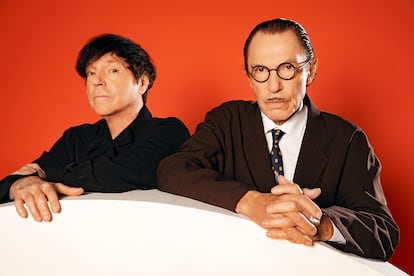 Los hermanos Russell (izquierda) y Ron Mael, componentes de la banda Sparks, en abril pasado.