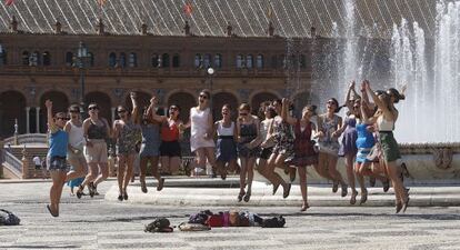 Turistas en la plaza de Espa&ntilde;a de Sevilla.