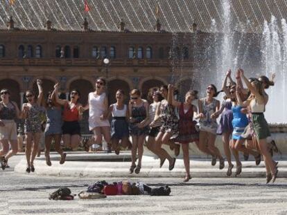 Turistas en la plaza de Espa&ntilde;a de Sevilla.