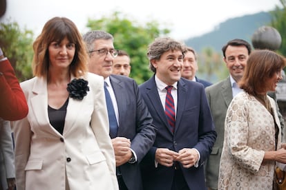 The Basque socialist leaders, from the left, Idoia Mendia, Patxi López (2i) Eneko Andueza, upon their arrival at the Gernika Assembly House.