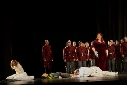 Un momento del ensayo general del final de ‘Lohengrin’, el pasado 15 de abril en el Liceu de Barcelona.