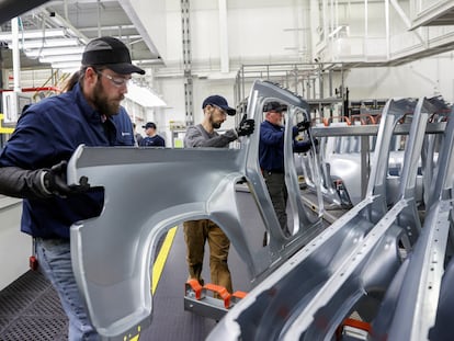 Trabajadores en una fábrica de coches eléctricos en Illinois (EE UU), el pasado 11 de abril.
