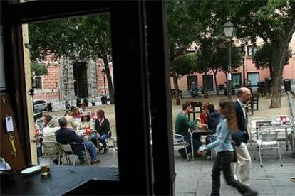 Animadas terrazas en la plaza de los Guardias de Corps, en Madrid, con el Centro Cultural Conde Duque al fondo.