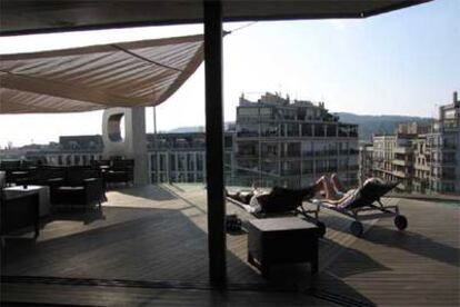 El B-Hotel, proyectado por el arquitecto Alfredo Arribas, ofrece en su azotea un espacio
<i>chill out,</i> un solárium y una piscina.