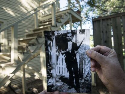 Una foto de Lee Harvey Oswald en una finca en Dallas.