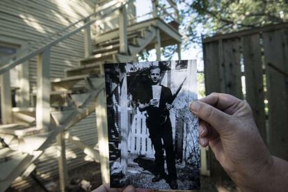 Una foto de Lee Harvey Oswald en una finca en Dallas.