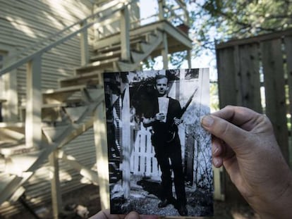 Una foto de Lee Harvey Oswald en una finca en Dallas.