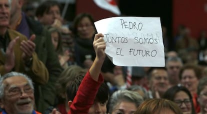 Un ni&ntilde;o sostiene un mensaje para el l&iacute;der socialista, el domingo en el mitin del PSOE en Valencia. 