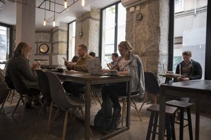 Varios clientes en el interior de Hanso Café.