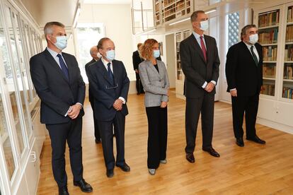 El Rey Felipe VI posa junto al presidente de la Fundación José Ortega y Gasset-Gregorio Marañón, Gregorio Marañón y Bertrán de Lis; la presidenta del Congreso de los Diputados y patrona de la Fundación, Meritxell Batet; y el ministro de Cultura y Deporte, José Manuel Rodríguez Uribes, durante la inauguración de las nuevas instalaciones de la Fundación San Ortega y Gasset-Gregorio Marañón (FOM) este lunes.