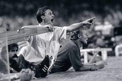 Johan Cruyff, entrenador del Barcelona, dirige desde  el banquillo durante un partido entre el  Barcelona-Steaua de Bucarest del Trofeo Joan Gamper, en 1988.