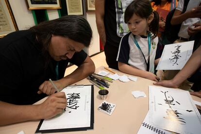 Stand de caligrafía árabe en la Feria Internacional del Libro de Guadalajara