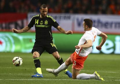 Mario Suárez y Stefan de Vrij luchan por un balón dividido en los primeros compases del choque, en el Amsterdam Arena.