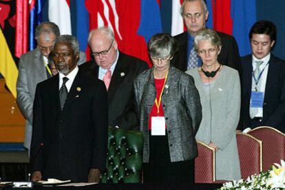 Kofi Annan (izquierda, en primer término) y el resto de delegados de Naciones Unidas guardan un minuto de silencio al inicio de la cumbre de Yakarta.