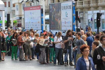 Colas en el Kursaal para asistir a una de las proyecciones del Festival Internacional de Cine de San Sebastián en 2012.