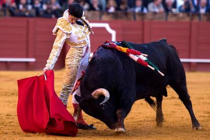 Talavante en su faena al quinto toro, al que cortó una oreja.