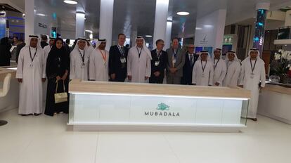 En el centro, Pedro Mir&oacute; (izq.), CEO de Cepsa y Khaldoon Al Mubarak, CEO de Mubadala.