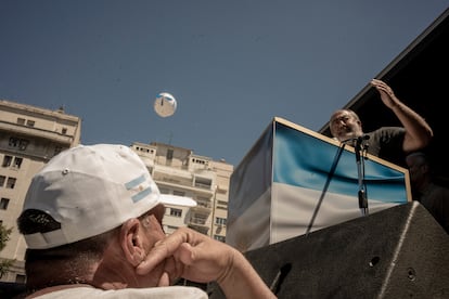 Un manifestante escucha el discurso de Héctor Daer, integrante de la Federación de Asociaciones de Trabajadores de la Sanidad de Argentina, durante el paro general de la CGT en la plaza de Congreso.