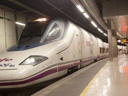 Tren AVE en la estaci&oacute;n de Barcelona-Sant.
