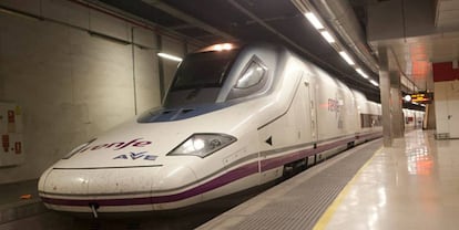 Tren AVE en la estaci&oacute;n de Barcelona-Sant.