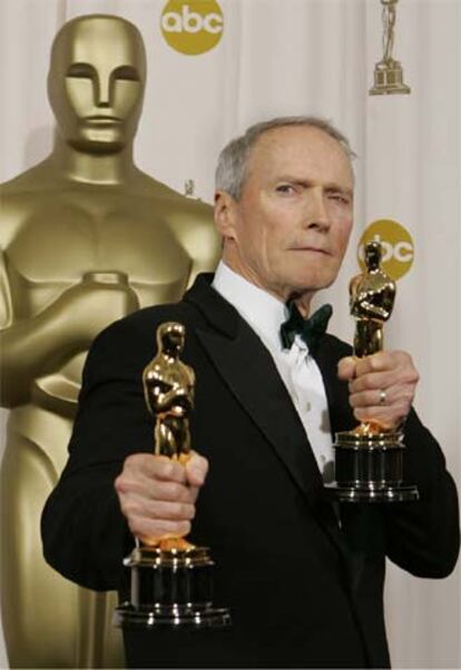 Clint Eastwood posa con los <i>oscars</i> al mejor director y a la mejor película por <i>Million dollar baby.