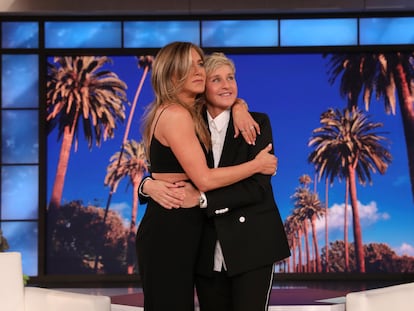 Ellen DeGeneres abraza a Jennifer Aniston durante la grabación del último programa de 'The Ellen DeGeneres Show'.