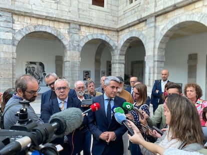 Los portavoces del PRC y del PSOE, Pedro Hernando (izquierda) y Pablo Zuloaga, atienden a los periodistas este lunes en el Parlamento de Cantabria.