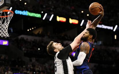 Pau Gasol se interpone ante Paul George.