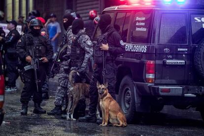 Agentes de policía desplegados cerca del lugar de la explosión.