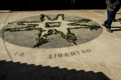 El Sol pasto, formado por una estrella de ocho puntas encerrada en un círculo, es el principal símbolo de la cultura indígena del mismo nombre a la que pertenece la Comuna Ancestral de Indígenas Pasto La Libertad, al norte de Ecuador. Esta comuna cuenta con su propia guardia ambiental para vigilar la principal fuente de agua para toda la región